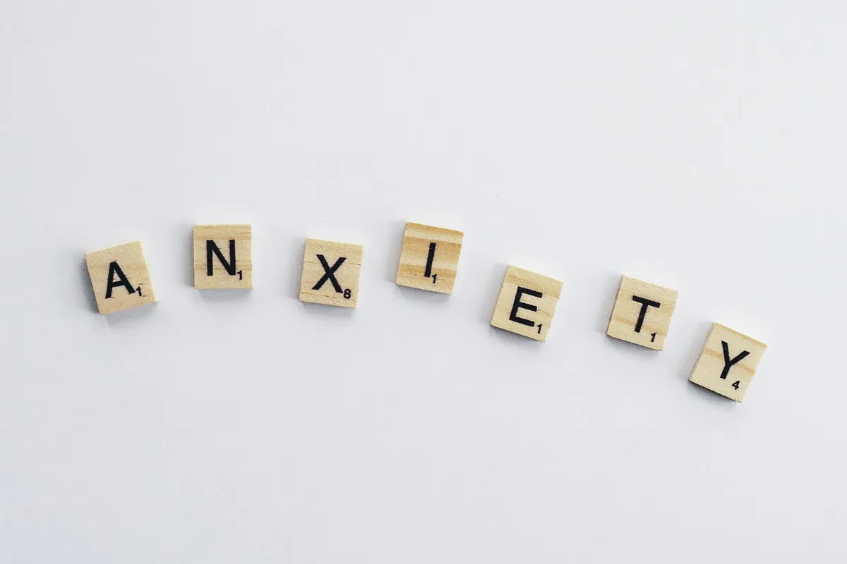 Tessere di legno che compongono la parola anxiety