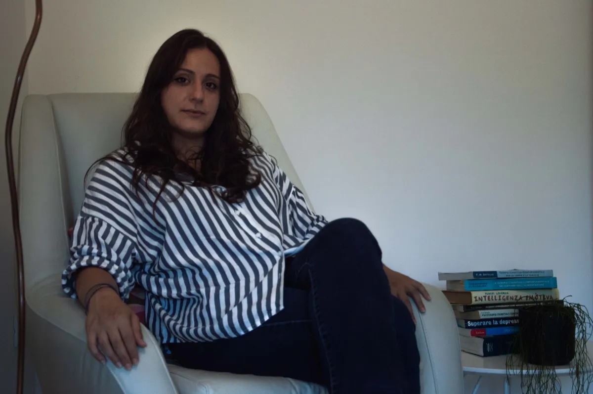 Beatrice Riccó seduta in poltrona