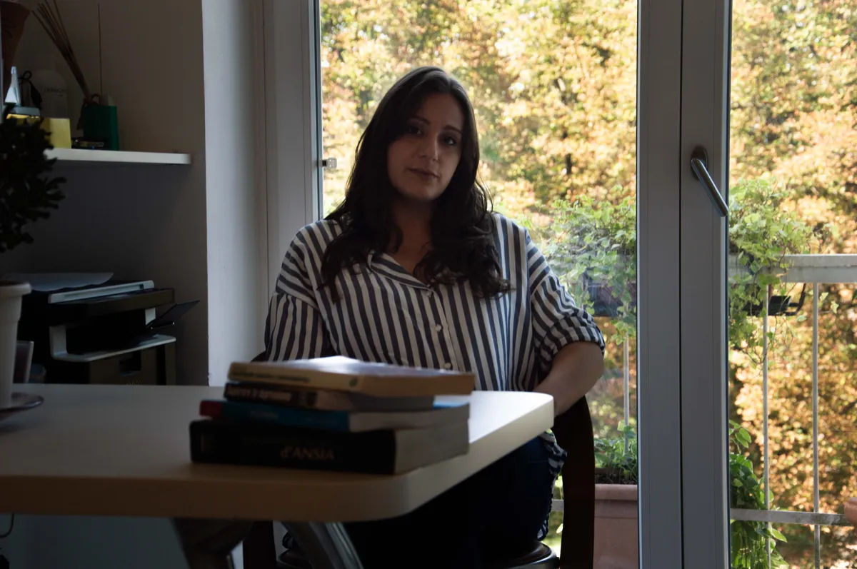 Beatrice Riccó alla scrivania del suo studio